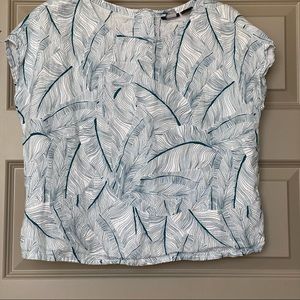 Tahari 100% Linen Tropical Palm Leaf top print with button detail in back, Small